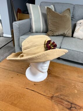 Women's Wide-Brim Floral Accent Hat - Tan